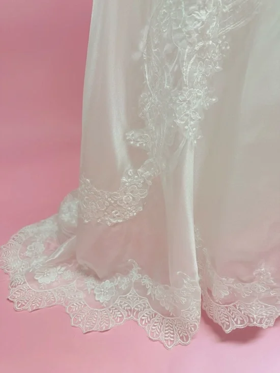 Elegant White Vintage Lace Ballgown Wedding Dress - Picture 5 of 15